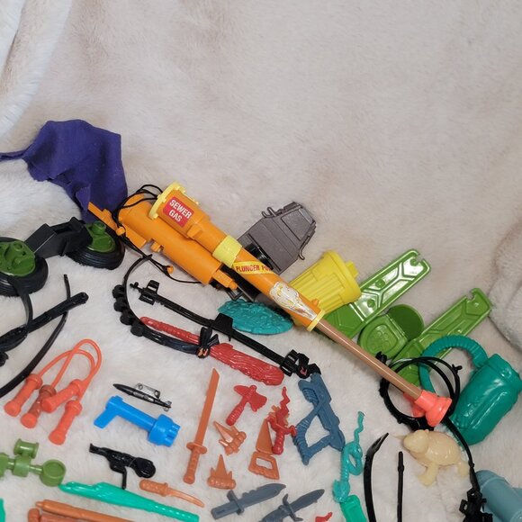 Lot Of 1990s TMNT Accessories Weapons Pieces/Parts Cards Vintage (SEE PICTURES) - Picture 9 of 11